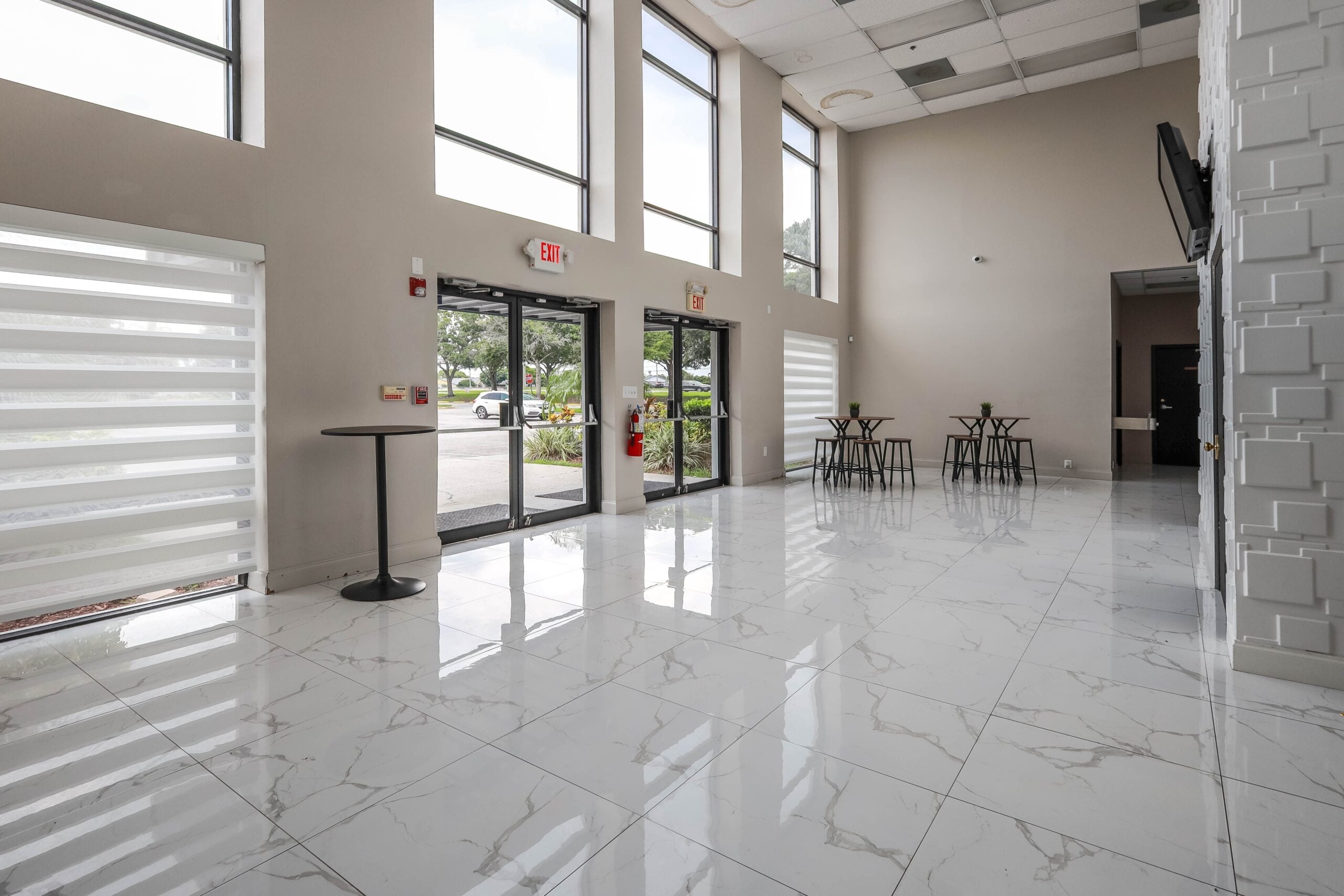 Modern,,Bright,Lobby,With,Large,Windows,,Marble,Floors,,And,Minimalist
